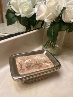 Orchid Accent Soap Dish in Metallic Silver and Cream Finish - Unbranded
